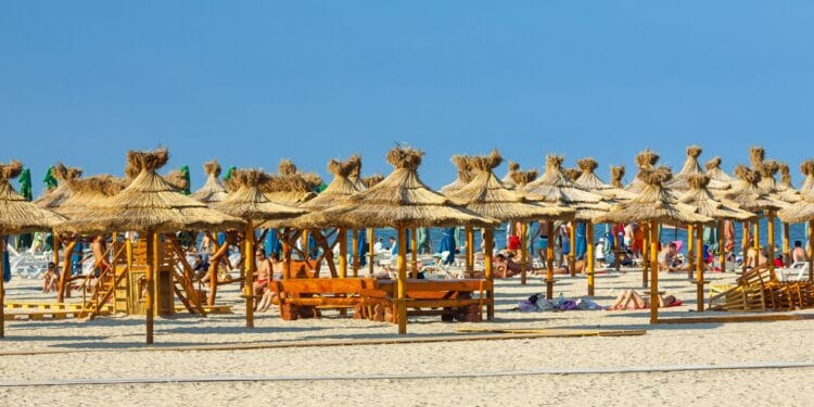 Absolvenții de liceu cu 10 la Bacalaureat beneficiază de gratuități la mare! Reduceri masive, cafele gratis și cadouri