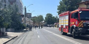 Tragedie pe o arteră foarte circulată din oraș. O macara s-a prăbușit! Ce minune s-a produs din senin