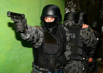 Doi polițiști din Argeș au intrat pe mâna ofițerilor DGA! Mascații au verificat inclusiv secția de poliție unde aceștia lucrau!