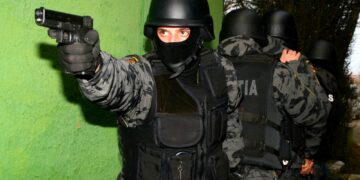 Doi polițiști din Argeș au intrat pe mâna ofițerilor DGA! Mascații au verificat inclusiv secția de poliție unde aceștia lucrau!