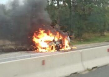 O mașină a luat foc după ce a lovit puternic o bornă kilometrică. Șoferul a murit carbonizat