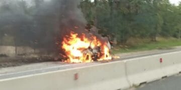 O mașină a luat foc după ce a lovit puternic o bornă kilometrică. Șoferul a murit carbonizat