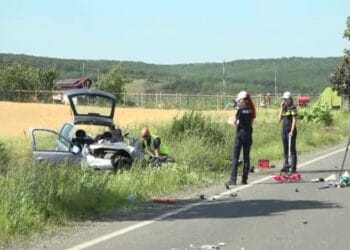 O șoferiță a murit după ce a intrat cu mașina într-un camion. Impactul a fost atât de puternic încât a ajuns cu mașina pe un câmp
