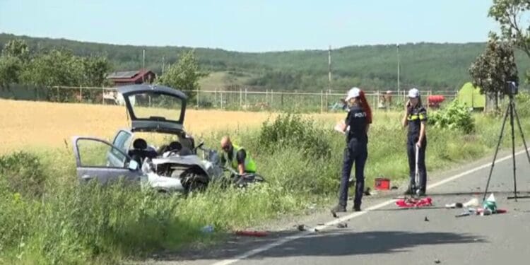 O șoferiță a murit după ce a intrat cu mașina într-un camion. Impactul a fost atât de puternic încât a ajuns cu mașina pe un câmp