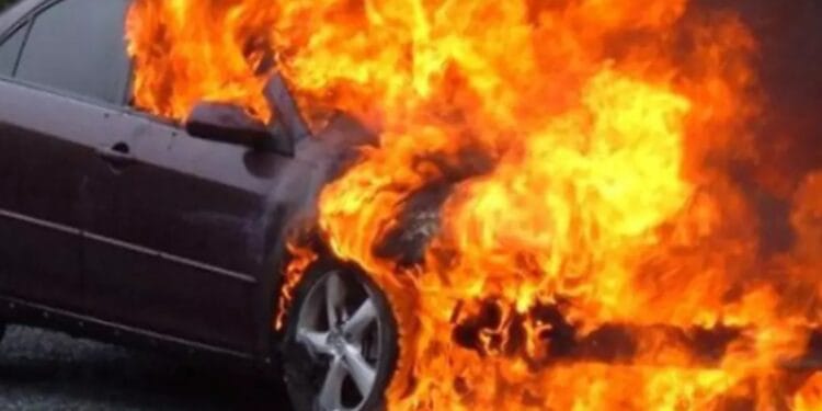 Accident fără precedent. A gonit pe Bulevard cu 185 km/h. Nu a oprit la semnalul polițiștilor. Mașina a luat foc iar pasagerii au murit carbonizați!