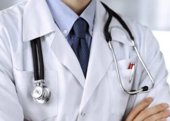 Și-a falsificat o diplomă și a profesat ca medic! Timp de 20 de ani nu a fost depistată. A câștigat bani frumoși în această perioadă!