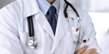 Și-a falsificat o diplomă și a profesat ca medic! Timp de 20 de ani nu a fost depistată. A câștigat bani frumoși în această perioadă!