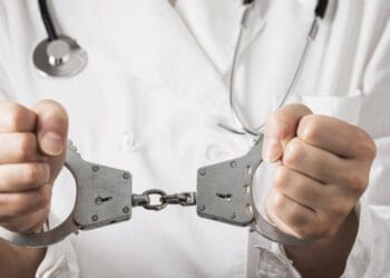 Medici falși. Hoții în haine medicale jefuiau pensionarii, după metoda „Accidentul” care a făcut sute de victime