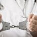 Medici falși. Hoții în haine medicale jefuiau pensionarii, după metoda „Accidentul” care a făcut sute de victime