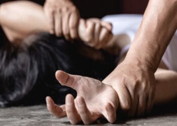 Caz înfiorător. O fată de 14 ani a fost violată de propriul tată, fără număr! Minora nu a mai suportat coșmarul și a dat totul pe față!