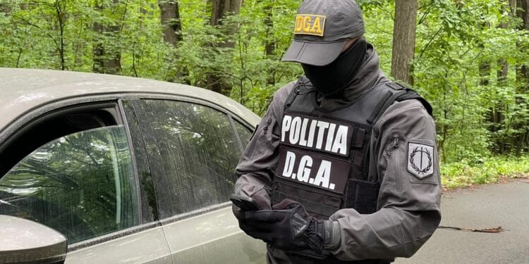 Un bărbat a vrut să scape de o sancțiune și a oferit o suma de bani. Agentul a sesizat ofițerii DGA