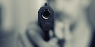 Au tras cu pistolul pe stradă. Localnicii au sunat la Poliție! Oamenii legii au făcut verificări și au ridicat arma