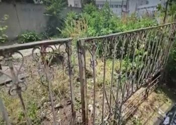 Enoriaș făcut de râs de un preot pe Facebook. Un gest nevinovat l-a făcut pe bărbatul care stătea în genunchi în biserică, vedetă națională