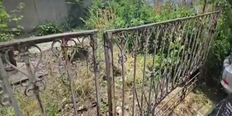 Enoriaș făcut de râs de un preot pe Facebook. Un gest nevinovat l-a făcut pe bărbatul care stătea în genunchi în biserică, vedetă națională