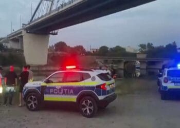 Un tânăr și-a găsit sfârșitul după ce a sărit de pe un pod. Un prieten de-al lui a surprins scenele teribile, pentru că îl filma ca să posteze imaginile pe o rețea socială