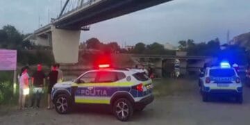 Un tânăr și-a găsit sfârșitul după ce a sărit de pe un pod. Un prieten de-al lui a surprins scenele teribile, pentru că îl filma ca să posteze imaginile pe o rețea socială