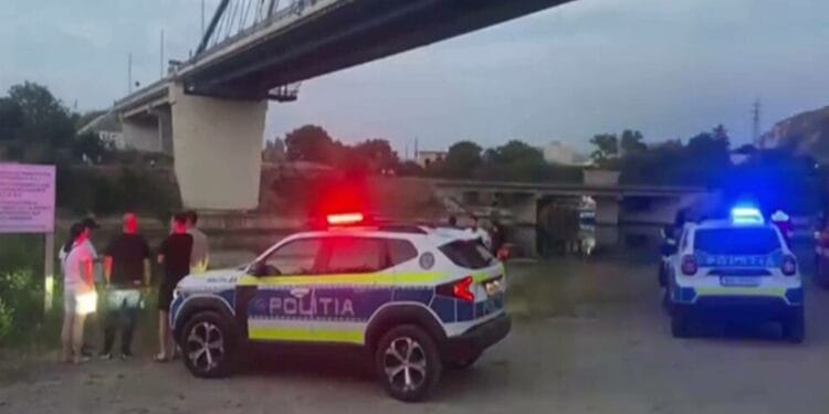 Un tânăr și-a găsit sfârșitul după ce a sărit de pe un pod. Un prieten de-al lui a surprins scenele teribile, pentru că îl filma ca să posteze imaginile pe o rețea socială