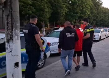 Un bărbat a fost lovit cu sălbăticie în stradă, de doi indivizi după ce a făcut o postare pe rețelele sociale. Revoltele violente sunt foarte dese, la drumul mare!
