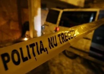 Tragedie înfricoșătoare. Cadavrul unei tinere a fost găsit în grădina unui bloc. Polițiștii sunt în alertă