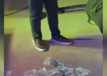 VIDEO. Un primar PSD aruncă, fără număr, fără număr cu bani la o petrecere cu manele de zilele comunei pe care o păstorește