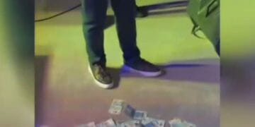 VIDEO. Un primar PSD aruncă, fără număr, fără număr cu bani la o petrecere cu manele de zilele comunei pe care o păstorește