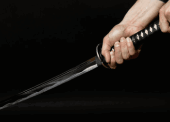 Un bărbat s-a dat ”zmeu” și a sărit la un polițist cu sabia! Respectivul are acum o pedeapsă de ani mulți de pușcărie!