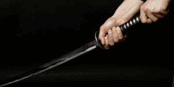 Un bărbat s-a dat ”zmeu” și a sărit la un polițist cu sabia! Respectivul are acum o pedeapsă de ani mulți de pușcărie!