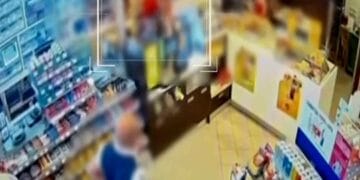 Scandal monstru într-o benzinărie. Un angajat a fost mușcat de un cuplu care au venit peste el ca și clienți