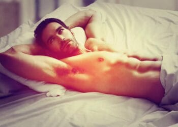 O femeie l-a găsit pe șeful ei aproape dezbrăcat în patul ei! A plecat în fugă și a anunțat autoritățile!