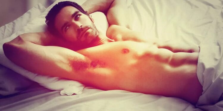 O femeie l-a găsit pe șeful ei aproape dezbrăcat în patul ei! A plecat în fugă și a anunțat autoritățile!