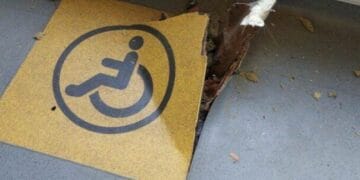 Accident înfiorător! O șină a străpuns trenul! Tramvaiul nou, a fost distrus!