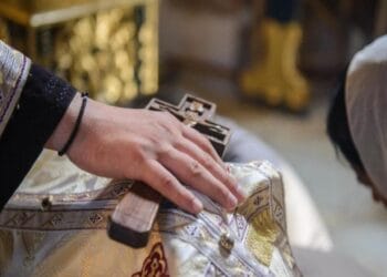 Să faci ce zice, popa, nu ce face el. Un slujitor al lui Dumnezeu, violator de profesie a ajuns vedetă după ce a abuzat o fată de 14 ani, în repetate rânduri!