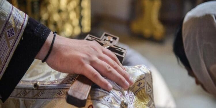 Să faci ce zice, popa, nu ce face el. Un slujitor al lui Dumnezeu, violator de profesie a ajuns vedetă după ce a abuzat o fată de 14 ani, în repetate rânduri!