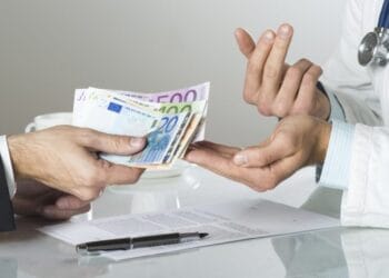 Medici militari acuzați că primeau șpăgi! Procurorii DNA au descins la domiciliile neurochirurgilor!