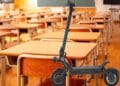 O elevă și-a luat-o grav. A fost pălmuită de profesoară după ce a intrat cu trotineta în sala de clasă