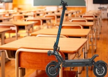 O elevă și-a luat-o grav. A fost pălmuită de profesoară după ce a intrat cu trotineta în sala de clasă