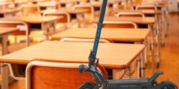 O elevă și-a luat-o grav. A fost pălmuită de profesoară după ce a intrat cu trotineta în sala de clasă
