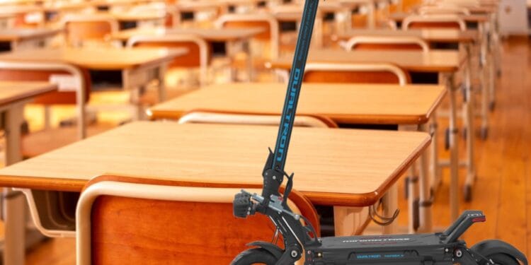 O elevă și-a luat-o grav. A fost pălmuită de profesoară după ce a intrat cu trotineta în sala de clasă