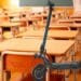 O elevă și-a luat-o grav. A fost pălmuită de profesoară după ce a intrat cu trotineta în sala de clasă