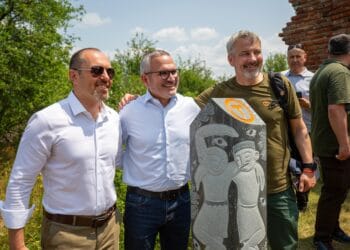 Via Transilvanica sărbătorește 7 ani de existență prin plasarea unei borne simbolice, sculptată de un artist român