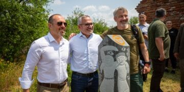 Via Transilvanica sărbătorește 7 ani de existență prin plasarea unei borne simbolice, sculptată de un artist român