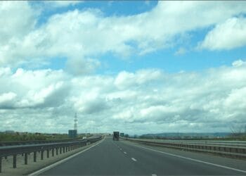 A oprit autotrenul pe A1 și a blocat sensul de mers! Șoferul protestează! Autoritățile încearcă să elibereze autostrada!