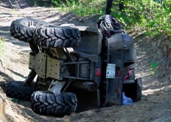 Avea ”alte preocupări” și s-a răsturnat cu ATV-ul. S-a izbit și de un parapet. Din accident al doilea ocupant a fost rănit!