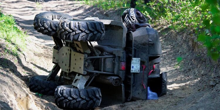 Avea ”alte preocupări” și s-a răsturnat cu ATV-ul. S-a izbit și de un parapet. Din accident al doilea ocupant a fost rănit!