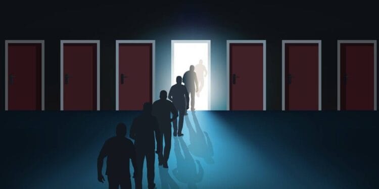 Prim-ministrul Bolojan taie ”în carne vie”. Reguli dure pentru administrațiile locale, dar și pentru polițiștii locali! Se iau măsuri și la Consiliile Județene! Mulți salariați vor dispărea!