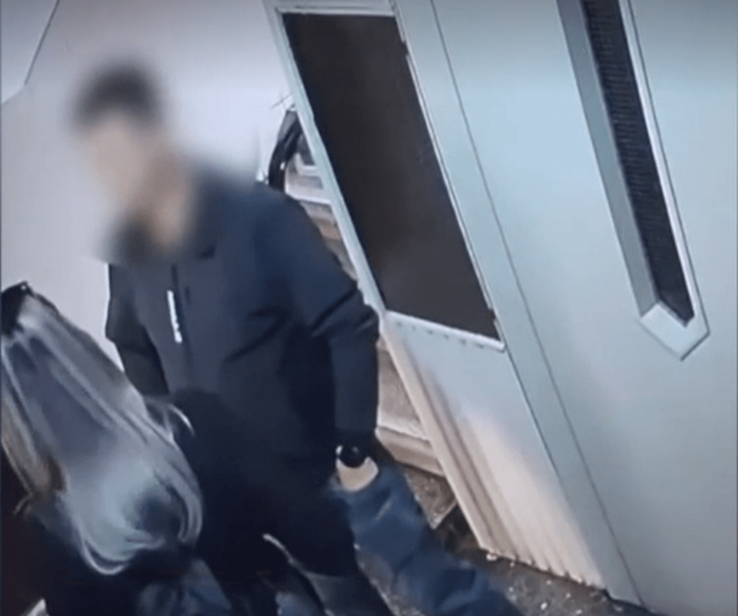 A fost descoperit hoțul de bijuterii! O femeie aborda bărbații și îi îmbrățișa! Așa îi deposeda de bijuterii!