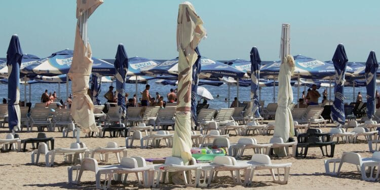 Piedone a ”plecat” pe litoral. Nu în concediu, în control! Deja inspectorii au descoperit nereguli grave, atât la magazine, cât și la unitățile hoteliere!