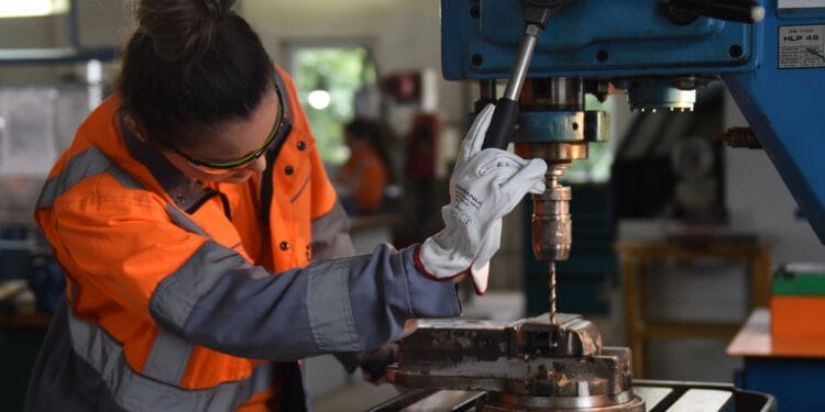 Pentru o carieră de succes, au început înscrierile la o școală tehnică, ce are programe gratuite pentru cei interesați!