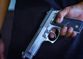 A tras cu arma printre blocuri! Martor la incident a fost un polițist! Incidentul destul de periculos a ajuns în atenția oamenilor legii!