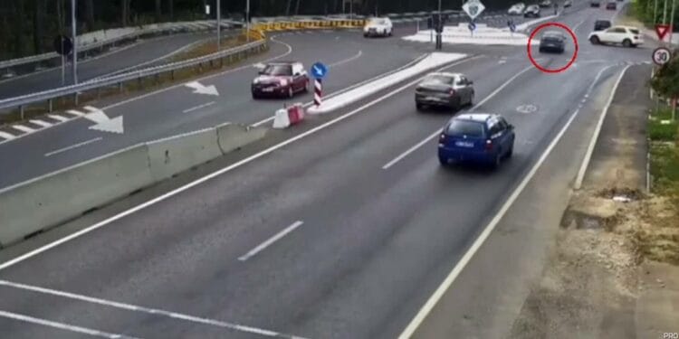 Accident grav într-un sens giratoriu. Un șofer a murit pe loc! Traficul a fost blocat mai mult timp